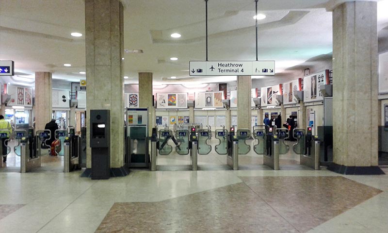 Турникеты станции Heathrow Terminal 4, выход через турникеты слева.