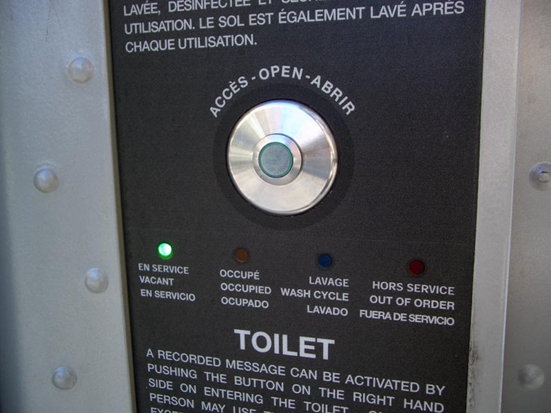 Информационное табло в парижском туалете
