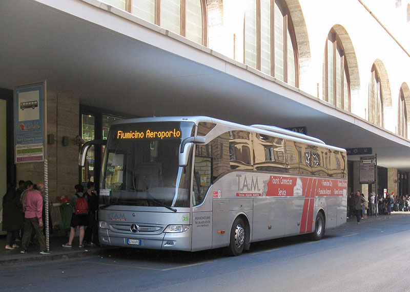 Автобус T.A.M. у вокзала Termini