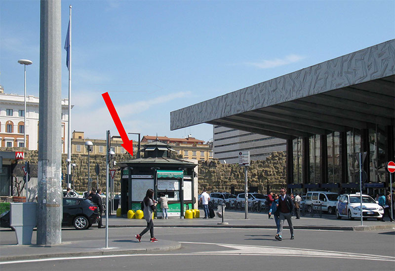 Информационный пункт у вокзала Termini