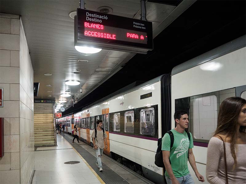 Табло на станции Plaça de Catalunya