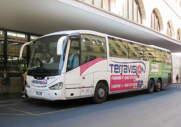 Автобус Terravision у вокзала Termini