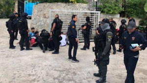 Спецназ взял штурмом люксовую виллу в тамбоне Чернг-Талей после оказания сопротивления сотрудникам Иммиграционного бюро. Фото: Phuket Info Center
