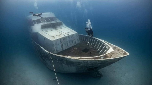 Туристическое судно затопили у острова Рача-Яй в качестве рукотворного дайв-спота. Фото: DMCR