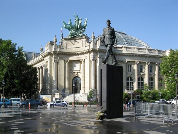 Памятник Шарлю-де-Голлю в Париже