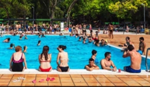 Мэрия Барселоны разрешила женщинам купаться в бассейнах топлесс