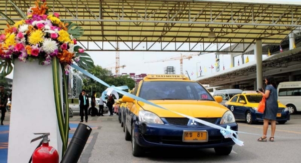 Такси со счетчиками и кооперативные такси по-прежнему остаются главным транспортом на Пхукете, но теперь их можно заказывать через приложения. Фото: The Phuket News