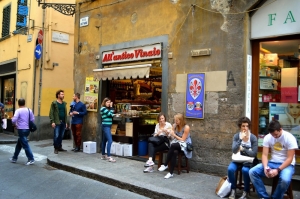 Флоренция ввела для туристов штрафы за еду на улице до 500 евро