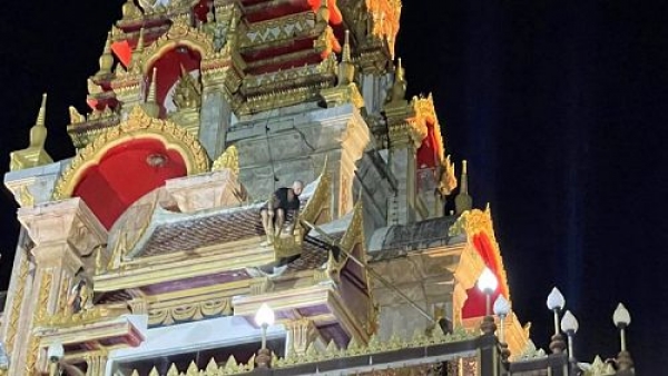 Иностранец на крыше главного здания храма Wat Chalong. Фото: NBT Phuket