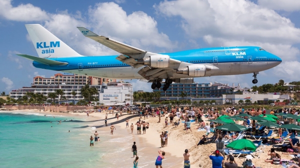 На знаменитом карибском пляже туристку насмерть «сдул» авиалайнер