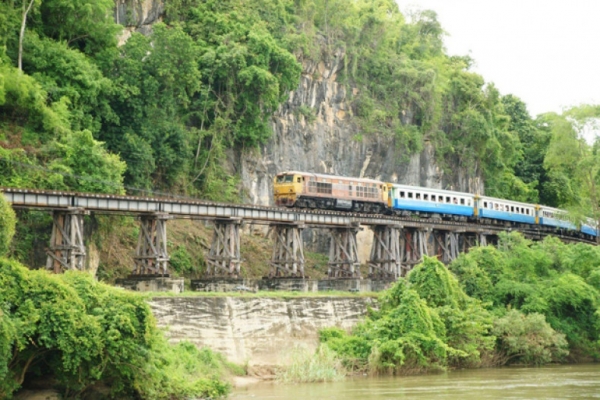 Поезд на деревянном мосту на Дороге смерти в Канчанабури Фото: Piyarat Chongcharoen / Bangkok Post