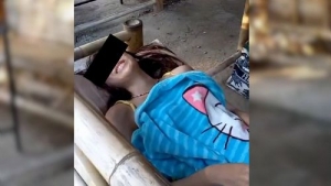 До приезда медиков пострадавшую туристку уложили отдыхать на лавочку в местном кафе. Фото: Phuket Tourist Police