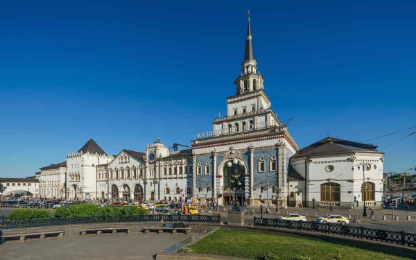 Казанский вокзал в Москве (вид с Комсомольской площади) Фото: А. Савин, Википедия