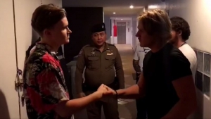Россиянин и американец пожали руки на камеру в знак примирения. Фото: Phuket Tourist Police