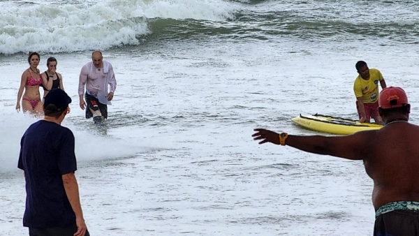 Работа спасателей на пляже Патонг утром 29 мая. Несмотря на погоду, люди на побережье есть. Фото: Patong Surf Life Saving