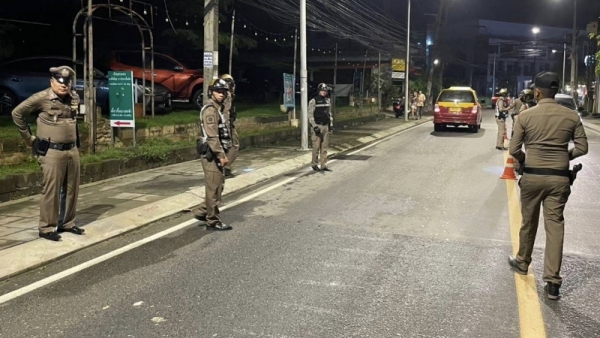 Полиция Бо-Пута осуществляет дорожный контроль ночью на Самуи. Архивный снимок. Фото: Bo Phuket Police / Facebook